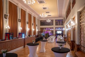 Kulturní a kreativní centrum Ostrov - předsálí společenského sálu