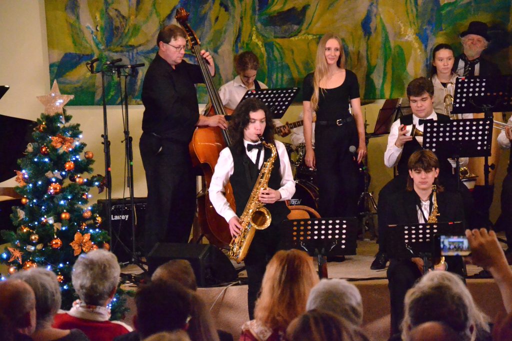 Kulturní a kreativní centrum Ostrov - ADVENTNÍ KONCERT ZUŠ OSTROV - obr. 1