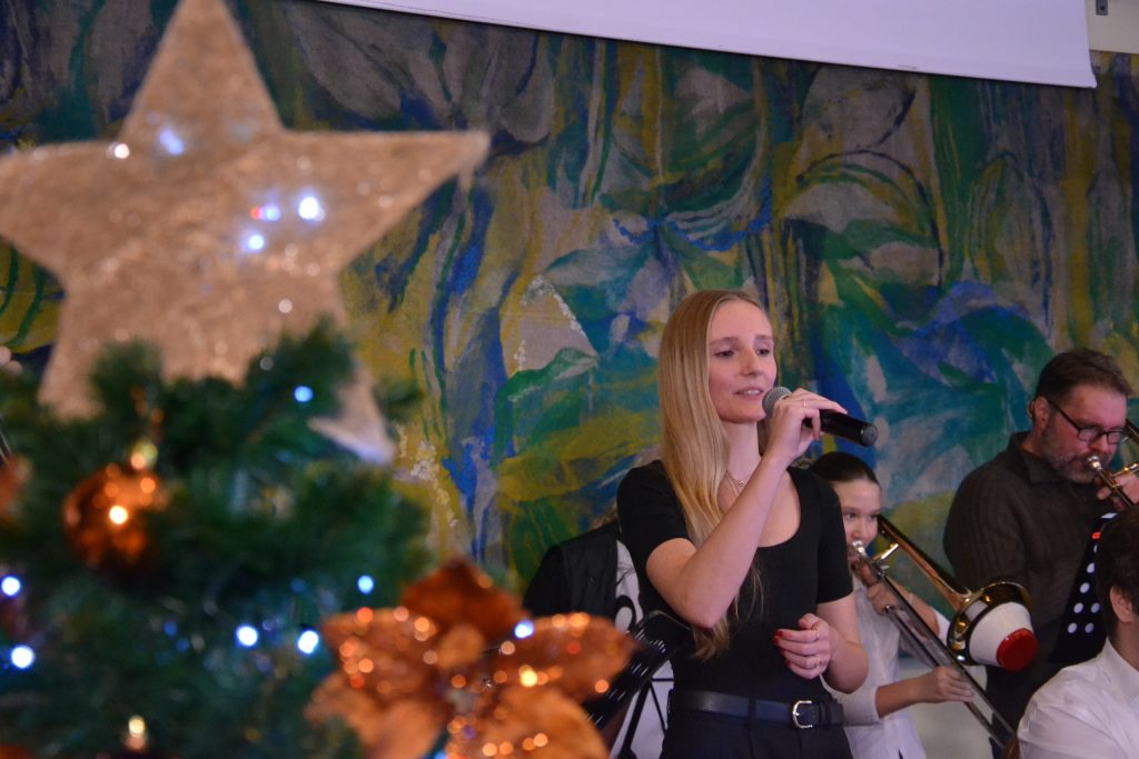 Kulturní a kreativní centrum Ostrov - ADVENTNÍ KONCERT ZUŠ OSTROV - obr. 3