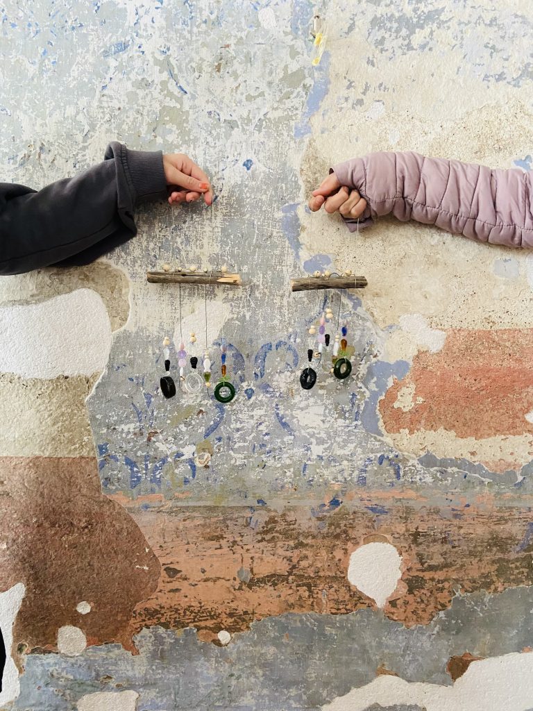 Kulturní a kreativní centrum Ostrov - WORKSHOP VÝROBY – ORIGINÁLNÍ MINI ZVONKOHRY Z KROUŽKŮ UPCYKLOVANÉHO SKLA - obr. 1