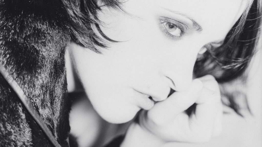 Kulturní a kreativní centrum Ostrov - NEBE JE RUDÝ (30 LET) – MONIKA NAČEVA - obr. 1