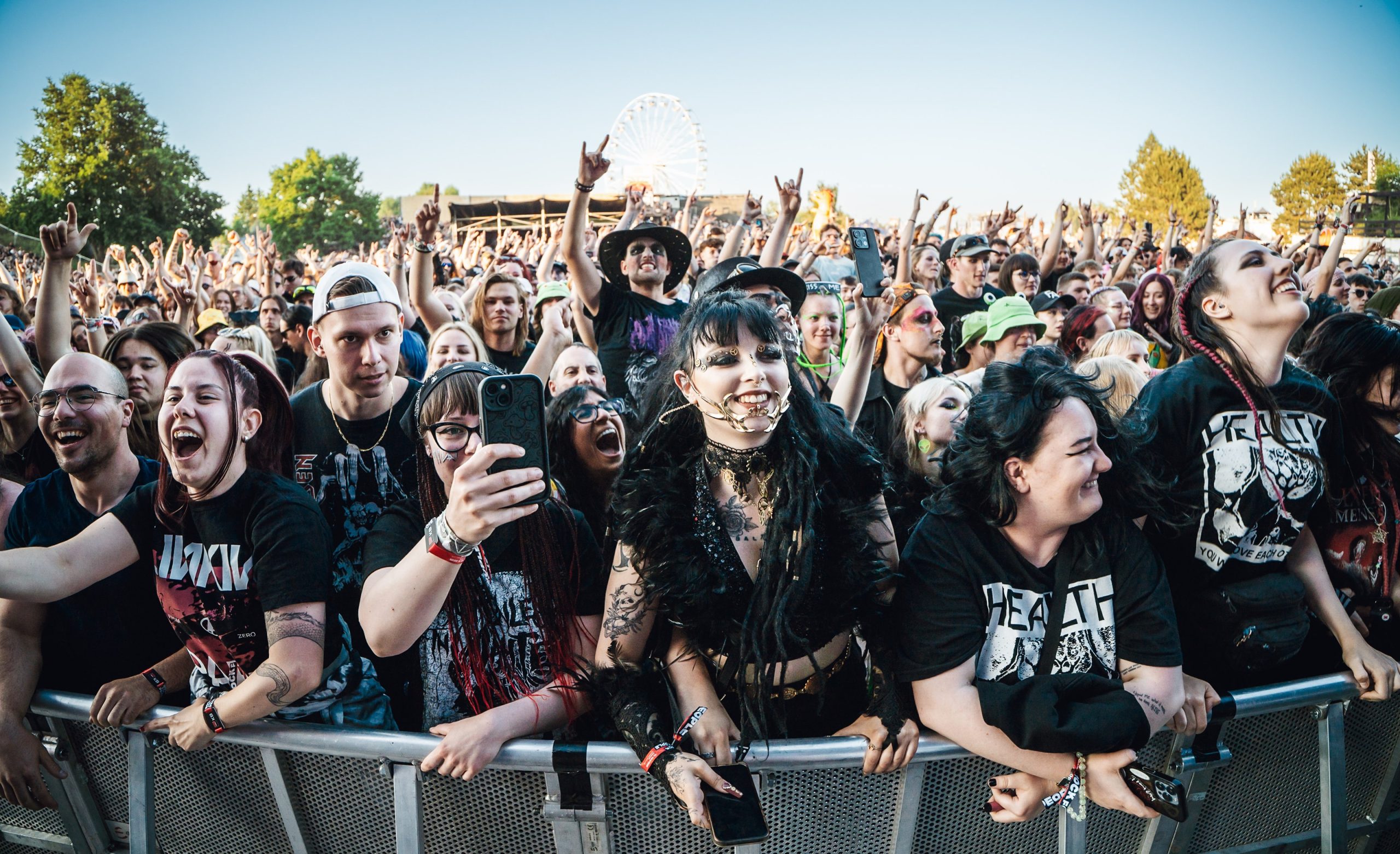 Od 5 000 do 20 000 osob