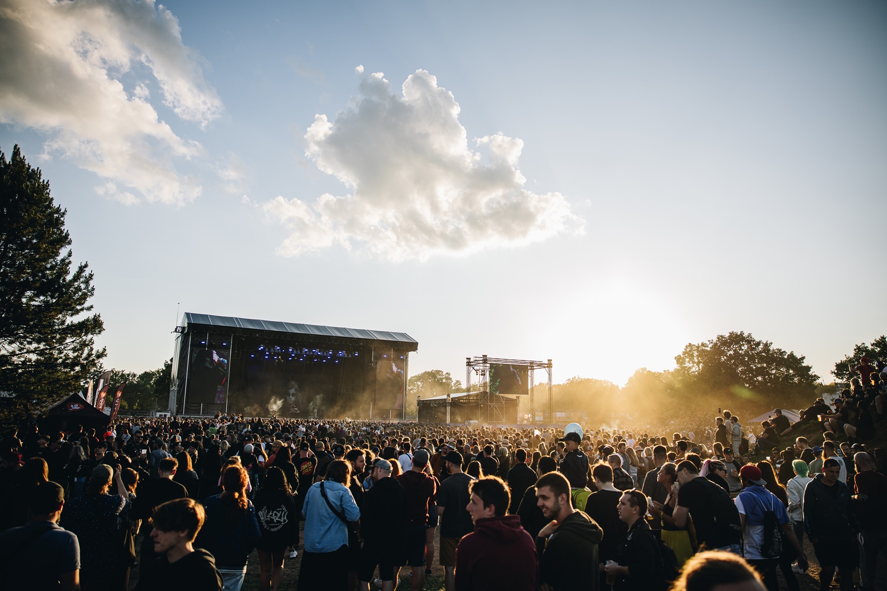 Od 5 000 do 20 000 osob